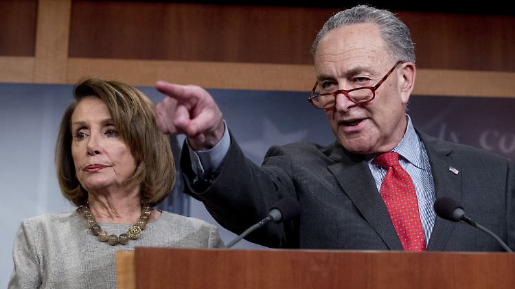 Die Demokraten, darunter Nancy Pelosi (l.) und Chuck Schumer, fordern schärfere Waffengesetze.