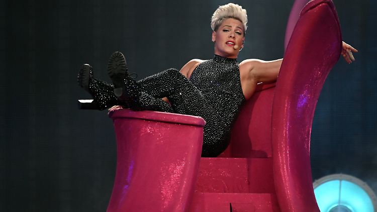 Pink bei ihrem Konzert Anfang Juli in Köln - mehrere Mitarbeiter von ihr hatten nun Glück im Unglück.
