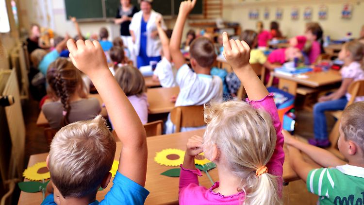 Schulen brauchen heute auch Sozialarbeiter und Psychologen, sagt die CDU-Politikerin Karin Prien.