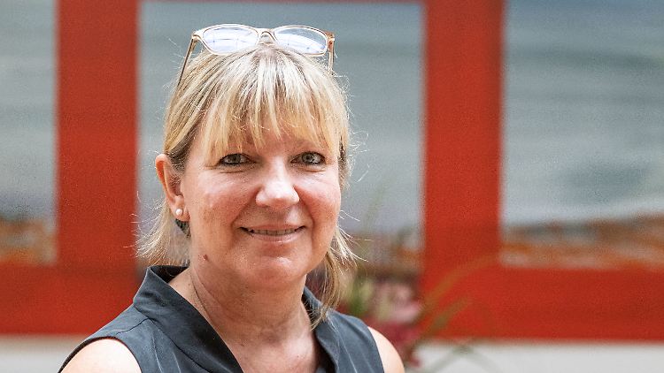 Petra Gottsand, Leiterin eines Hospizes in Braunschweig, kann sich über eine anonyme Spende freuen.