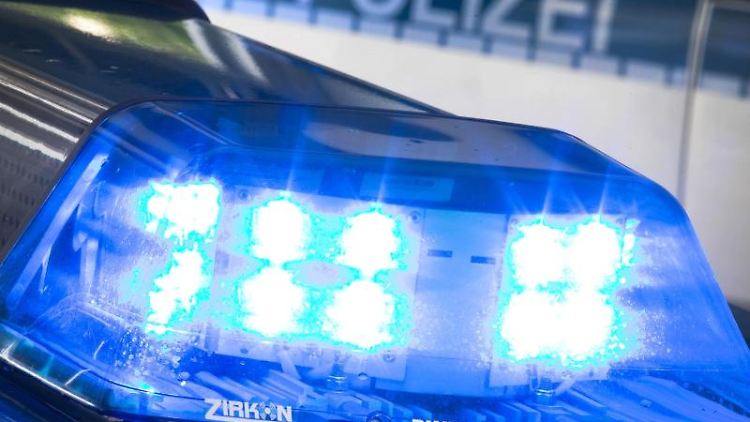 Ein Blaulicht leuchtet auf dem Dach eines Polizeiwagens.