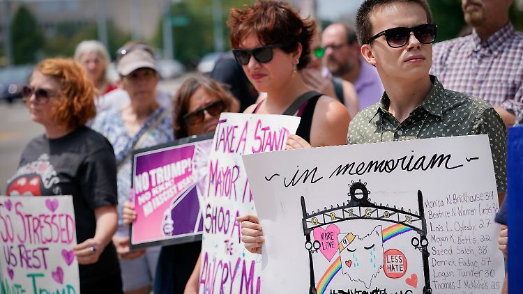 In Dayton (Ohio) protestierte eine kleine Gruppe Menschen gegen Trumps geplanten Besuch.