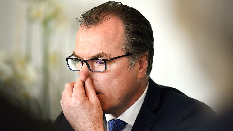 Clemens Tönnies muss sein Amt als Schalker Aufsichtsratsboss drei Monate ruhen lassen.
