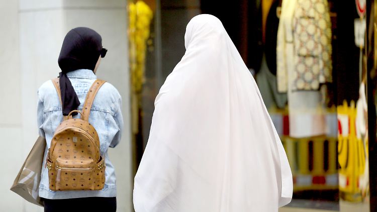 Zwei Frauen stehen vor einem Schaufenster auf der Königsallee.