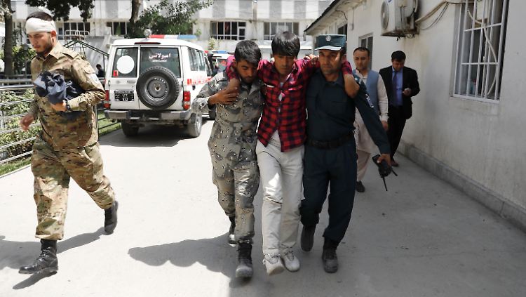 Ein verletzter Mann wird nach dem Anschlag in Kabul ins Krankenhaus gebracht.