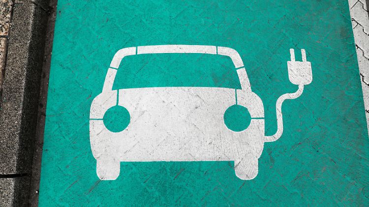 9700 Ladesäulen gibt es laut Bundesnetzagentur aktuell in Deutschland - für rund 120.000 Elektroautos. 