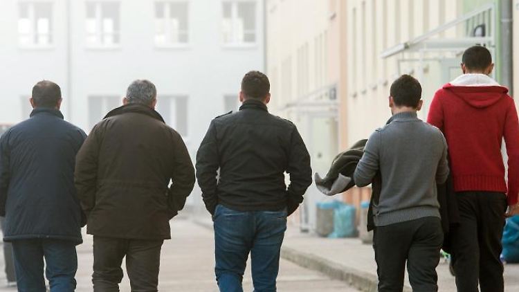 Nicht alle Asylbewerber dürfen Arbeitsgelegenheiten wahrnehmen. Dafür gelten strenge Regeln.