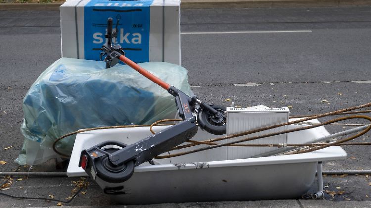 SPD-Politiker Lauterbach meint: "E-Scooter werden nachts oft wie Spielzeug im Rausch genutzt." 