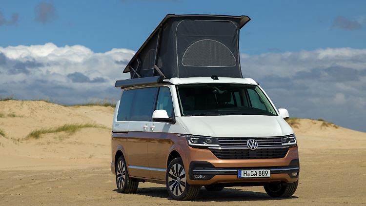 VW Nutzfahrzeuge frischt das Reisemobil California auf. Premiere feiern die neuen Versionen des Bestsellers in den Ausführungen Beach, Coast und Ocean Ende August auf dem Düsseldorfer Caravan Salon.
