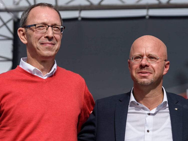 Jörg Urban (l.) und Andreas Kalbitz bei einer Wahlkampfveranstaltung in Cottbus.