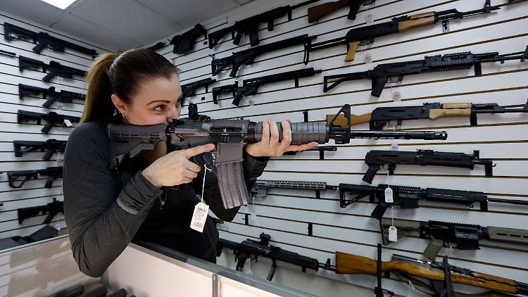 Eine Waffenverkäuferin führt im November 2017 das Schnellfeuergewehr AR-15 vor, mit dem ein Amokläufer in einer Kirche in Sutherland Springs 26 Menschen getötet hatte.