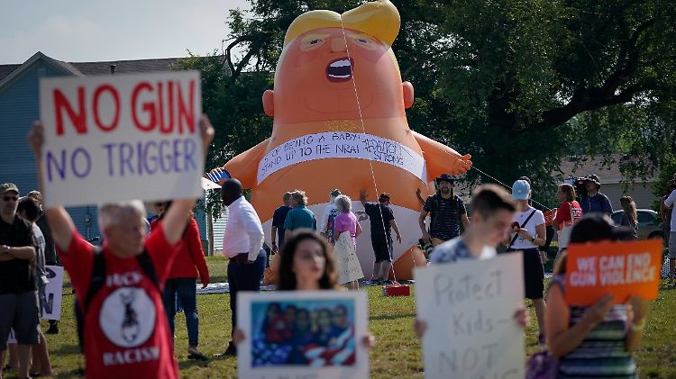 Trump als grimmiges Baby. Die Protestierenden wollen, dass der US-Präsident für schärfere Waffengesetze eintritt.