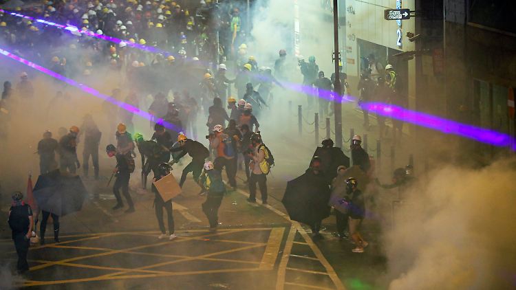 Bei den Auseinandersetzungen zwischen Polizei und Demonstranten werden auf beiden Seiten immer wieder Laserpointer eingesetzt.