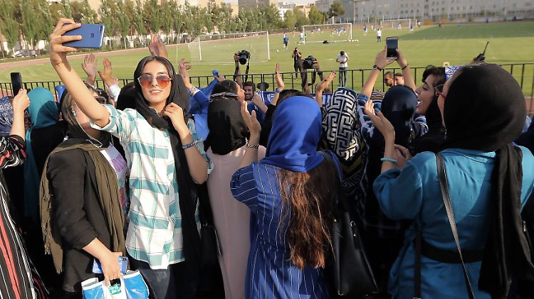 Weibliche Fußballfans müssen auch beim Training des Klubs Esteghlal Teheran hinter einem Zaun bleiben.