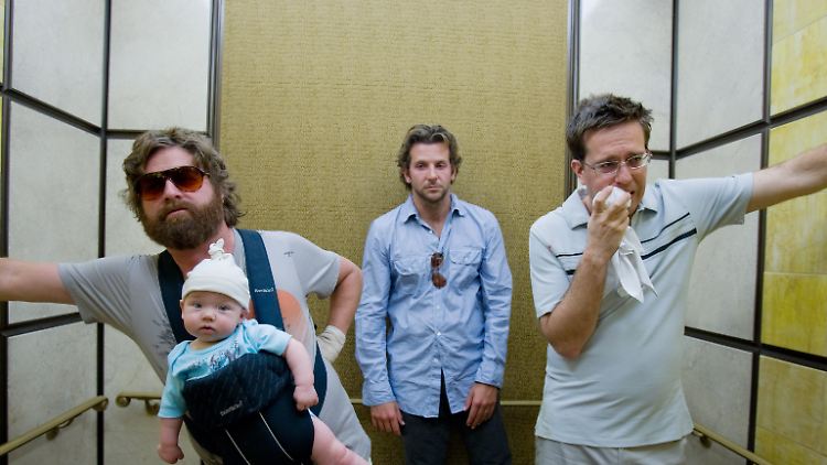 Bradley Cooper (Mitte) mit Zach Galifianakis (links) und Ed Helms im ersten "Hangover"-Film von 2009. 