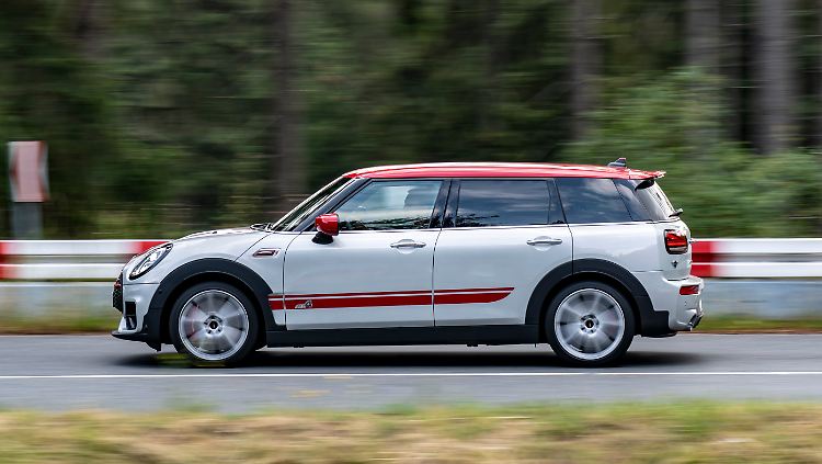 Mit dem neuen Vierzylinder und 306 PS wird der Mini Clubman John Cooper Works bis zu 250 km/h schnell.