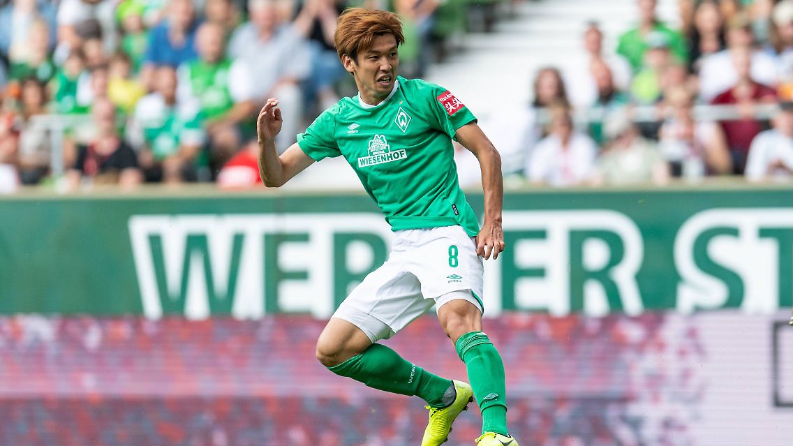 Schöne Idee: Um das klassische Werder-Grün-Weiß des Heimtrikots nicht zu brechen, verzichtet der Sponsor auf sein Eigelb-Orange und weiteres Nicht-Grün im Logo. Gar nicht schlecht.