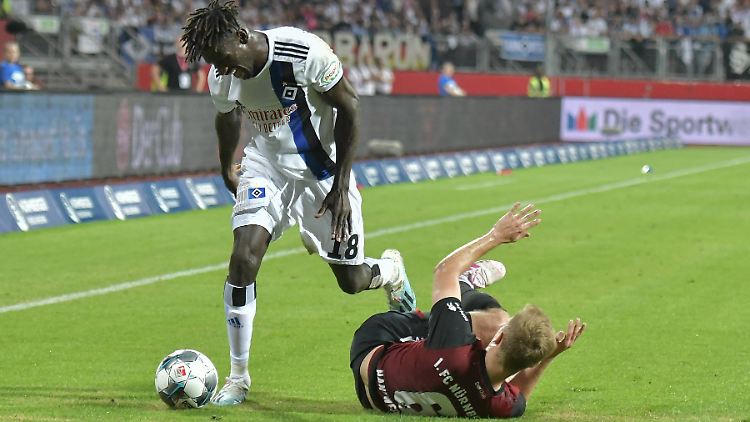 Der Hamburger SV stellt sich voll hinter seinen Spieler Bakery Jatta. Der sieht sich mit Anschuldigungen konfrontiert, dass er seine Identität gefälscht habe.