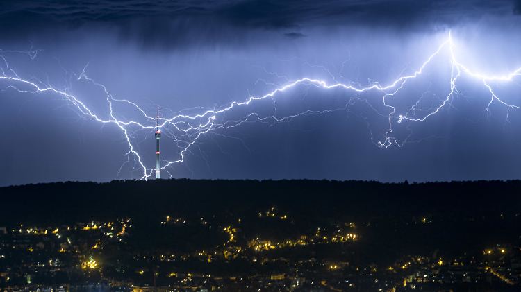 Unwetter kündigen sich mit Sturmtief "Yap" an. 