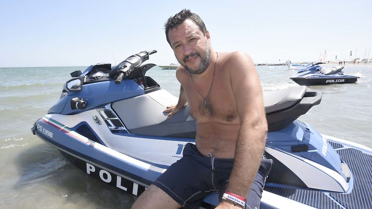 Gerade posierte er noch im Urlaub mit einem Jetski der Polizei, jetzt lässt er die Regierung platzen: Italiens Innenminister Matteo Salvini.