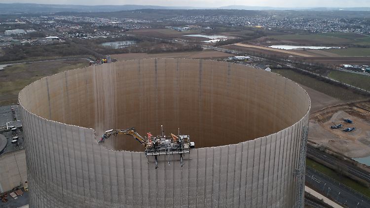 Der Kühlturm des AKW in Mülheim-Kärlich wird abgebaut.