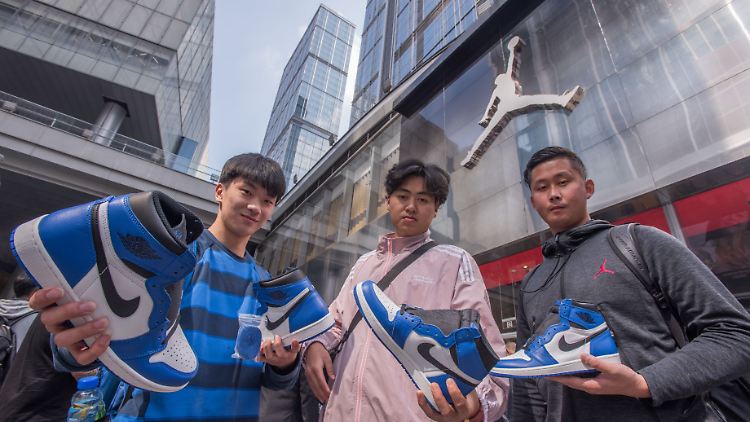 Sneaker-Fans wie diese jungen Männer aus China investieren viel in ihre Fußbekleidung.