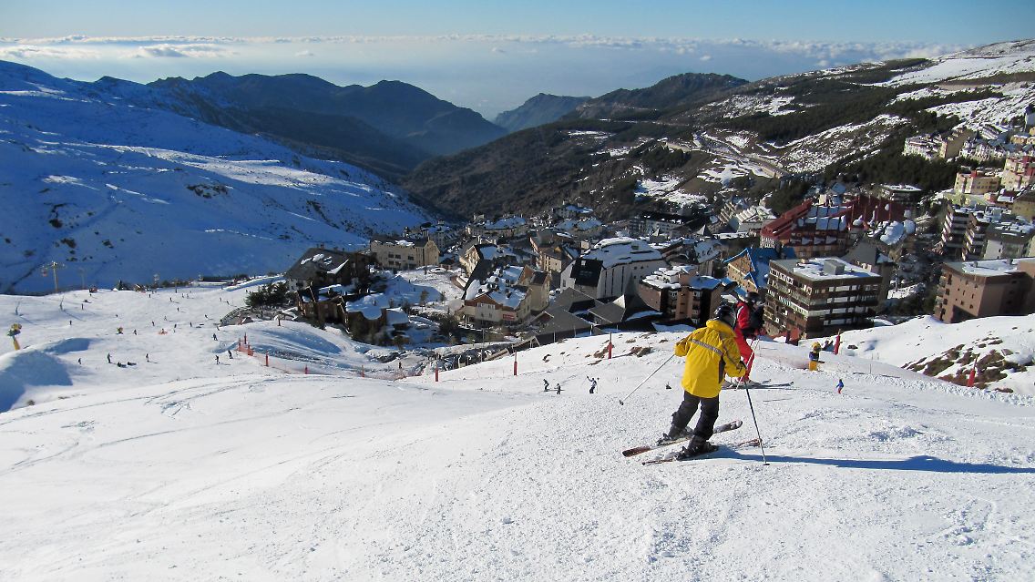 Bitte Kondition mitbringen: Auf der Águila-Abfahrt wedeln Skifahrern über fast sechs Kilometer Piste hinunter nach Pradollano.