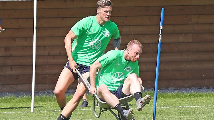 Krafttrainining mal anders: In der Vorbereitung nutzten die VfL-Profis mit Anschieber Wout Weghorst und Pilot Maximilian Arnold eher ungewohntes Sportgerät.