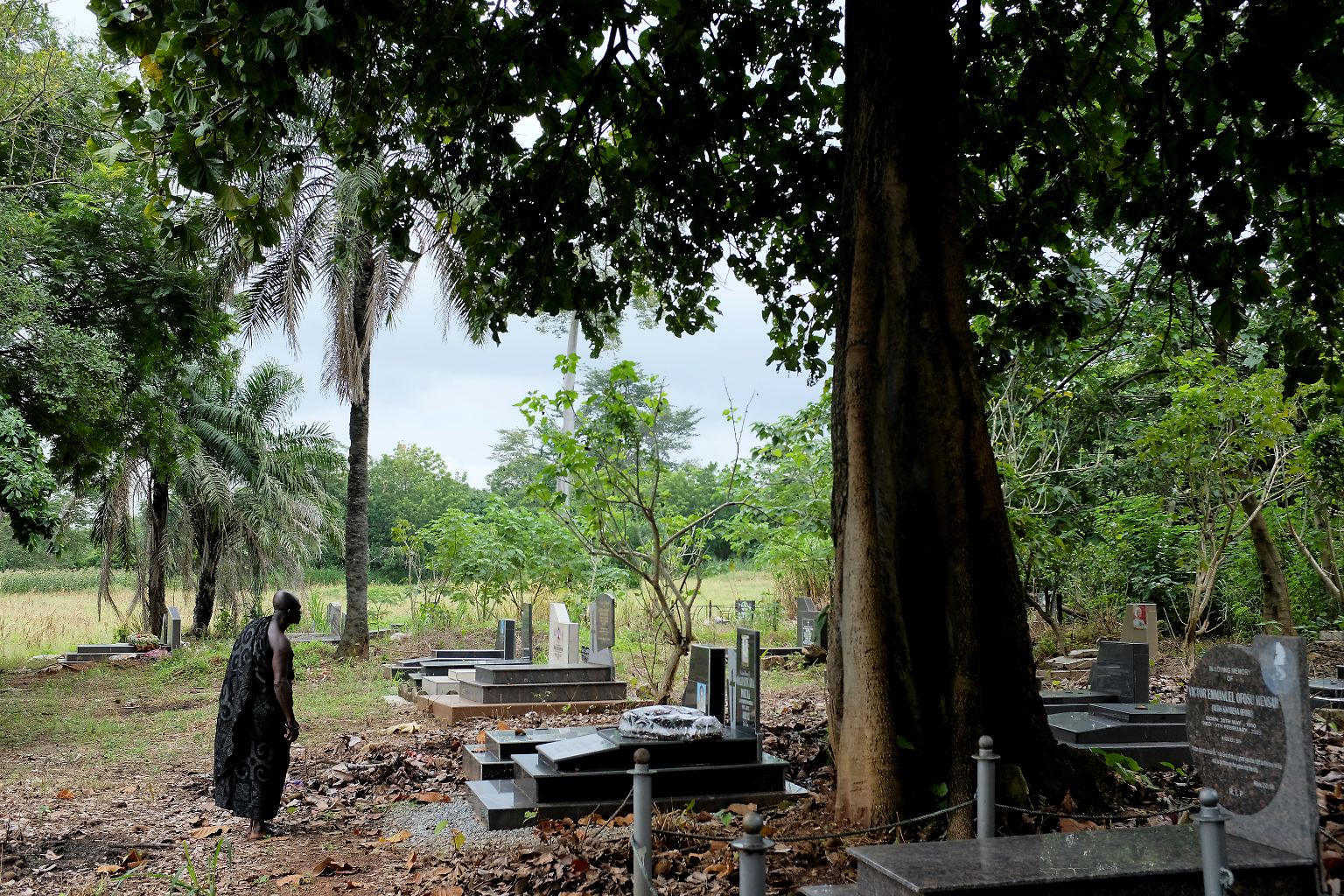 Nana Assenso, steht in Adidwan in Ghana am Grab seines Onkels. Ein Mann, an den er schöne Erinnerungen hat, dessen Name ihn aber auch stets an die traurige Vergangenheit seiner Familie erinnert. 