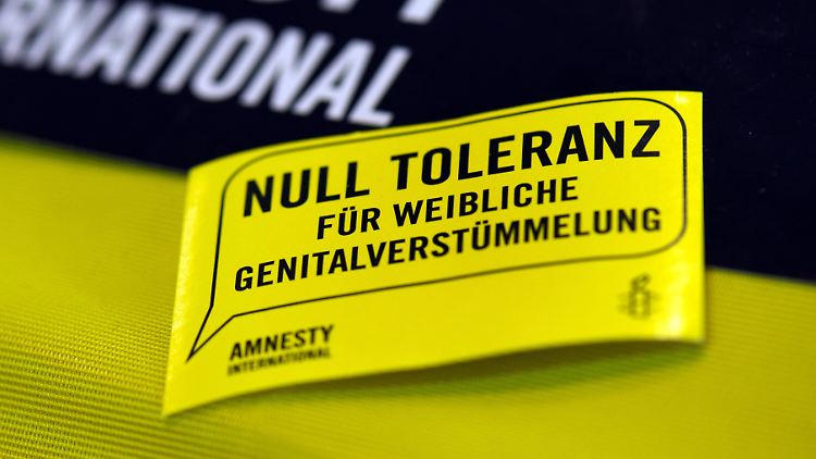 Organisationen wie Amnesty International oder Terre des Femmes setzen sich vehement gegen weibliche Genitalverstümmelung ein. 