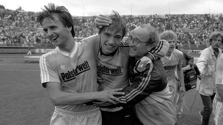 Welch' Freude: Torwart Dirk Drescher wird von Walter Oswald, links, und Bochums Ko-Trainer Erich Klamma gefeiert.