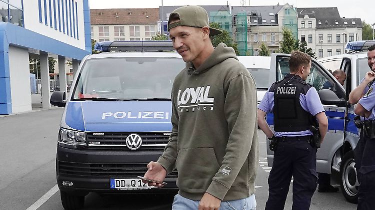 "An dieser Stelle distanziere ich mich ganz klar von solchen Äußerungen und werde mir strafrechtliche Schritte vorbehalten, sollte mein Name weiterhin in Zusammenhang mit rechtsradikalen Beleidigungen verwendet werden", schreibt Daniel Frahn bei Facebook.