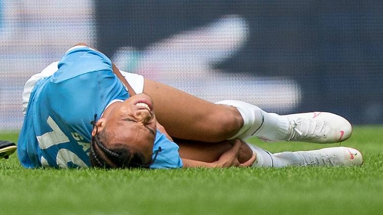 Eine Kreuzbandverletzung ist nicht nur schmerzhaft, sondern muss auch lange heilen. Das bekommt nun Leroy Sané am eigenen Leib zu spüren.