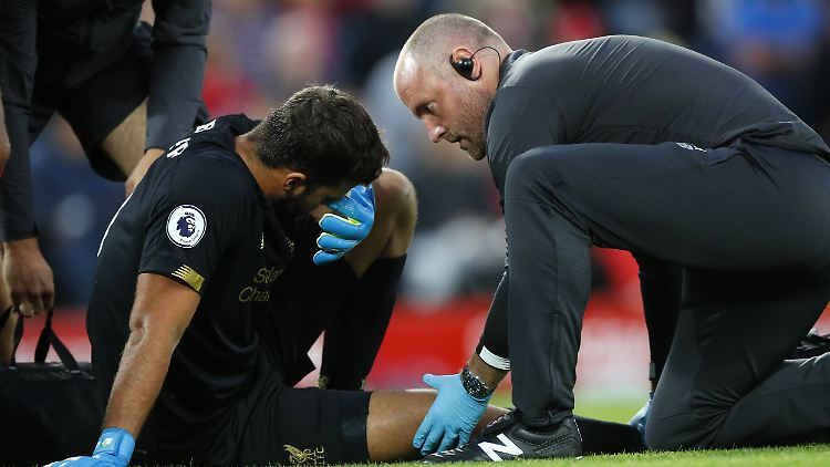 Liverpools Keeper Alisson musste im ersten Durchgang verletzungsbedingt ausgewechselt werden.
