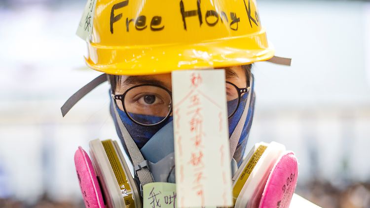 Trotz schärfer werdender Kritik aus Peking gehen die Proteste in Hongkong weiter.