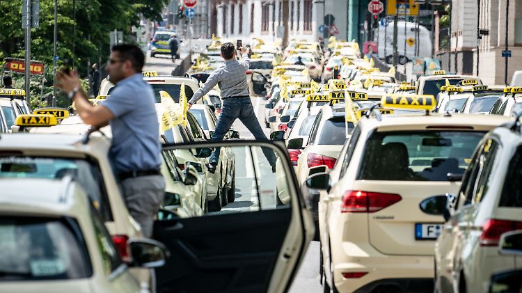 Schon mehrfach demonstrierten Taxifahrer seit Februar gegen die Öffnung des Fahrdienstmarktes und gegen aus ihrer Sicht unlautere Konkurrenz privater Anbieter.
