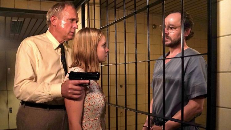 Geht mal wieder ganz eigene filmische Wege: Ulrich Tukur als Kommissar Murot (l.).