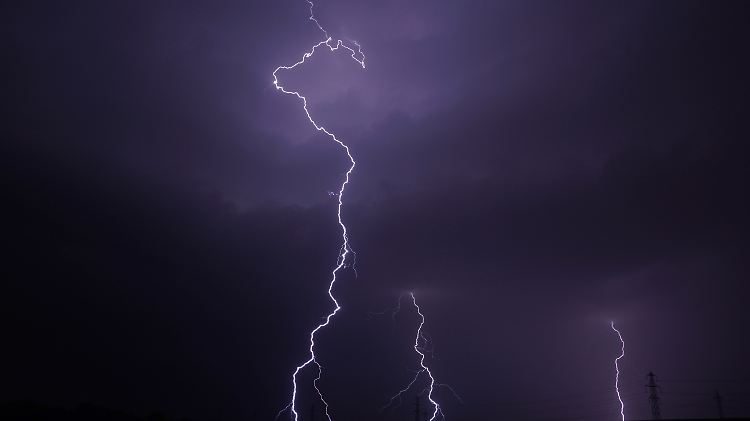 Ein Spieler verlor infolge des Blitzeinschlags das Bewusstsein.