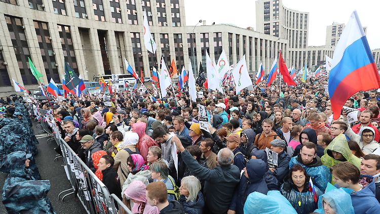 Den Demonstranten standen teils martialisch aussehende Sicherheitskräfte gegenüber.