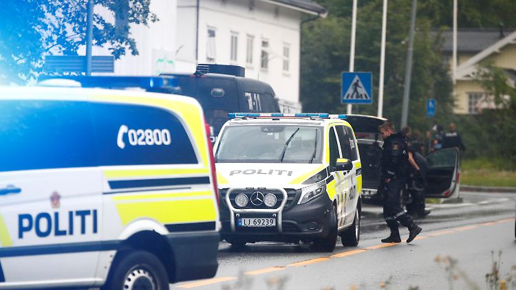 Rettungswagen und Sicherheitskräfte vor der Moschee nahe Oslo