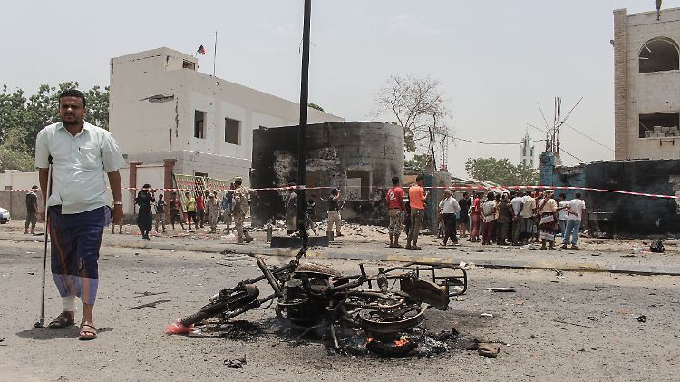 Bei Anschlägen auf ein Militärlager und eine Polizeistation in Aden sind bislang mindestens 30 Menschen getötet und Dutzende weitere verletzt worden.