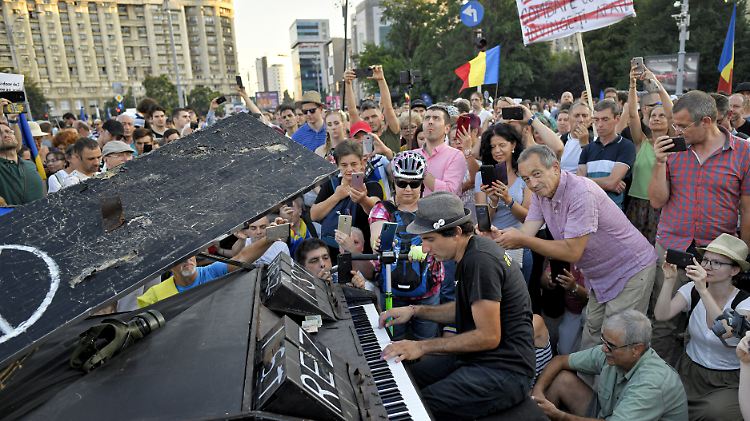 Der deutsche Pianist Davide Martello spielte für die Demonstranten in Bukarest.