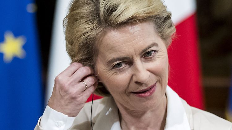 Ist da der Dolmetscher im Kopfhörer oder doch Hardrock? Von der Leyen ist bisher nicht als Fan harter Klänge aufgefallen.