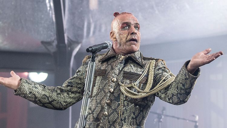 Auf der Bühne bekleidet, beim Angeln nicht: Rammstein-Sänger Lindemann.