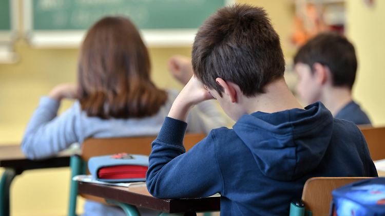 Über die Sprachqualifikationen von Grundschulkindern ist ein Streit entstanden.