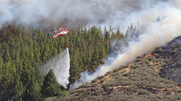 Ein Hubschrauber bei Löscharbeiten auf Gran Canaria. 
