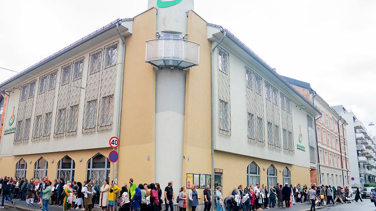 In Oslo bekundeten Menschen vor dem islamischen Kulturzentrum ihre Solidarität mit Muslimen. 