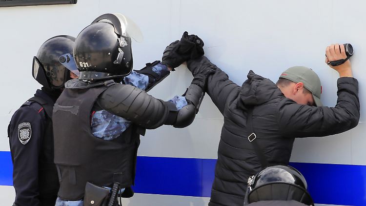 Festnahme eines Demonstranten mit Kamera am 3. August in Moskau.