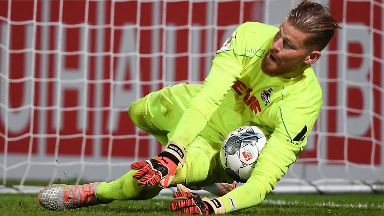 Timo Horn hält geich drei Elfmeter hintereinander.