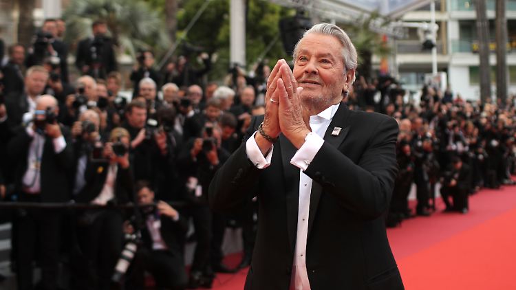 Nach Angaben seines Sohnes geht es Schauspieler Alain Delon gesundheitlich wieder besser.